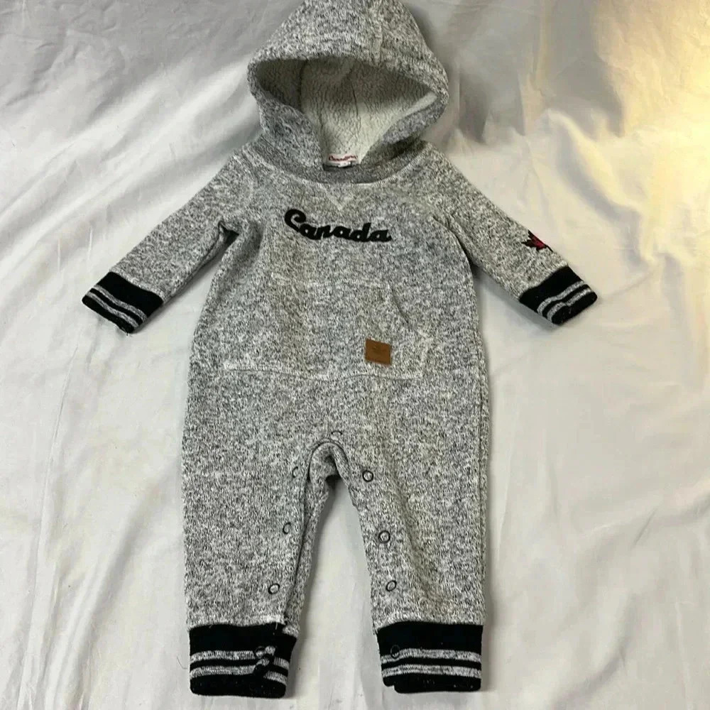 Canadiana - long sleeve hooded Romper/Jumpsuit. Size 6-12 months - Picture 2 of 6
